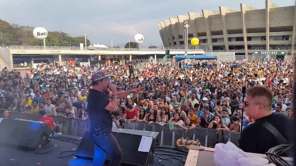 Banda mineira Tianastácia se apresentando no palco da Festa de 50 Anos do Mineirão