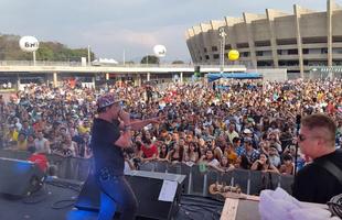 Banda mineira Tianastcia se apresentando no palco da Festa de 50 Anos do Mineiro
