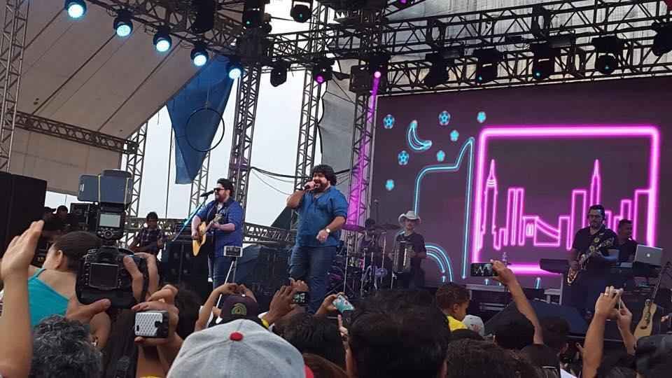 Dupla Cesar Menotti e Fabiano se apresentando no palco do Mineirão
