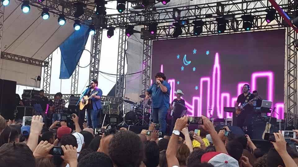 Dupla Cesar Menotti e Fabiano se apresentando no palco do Mineirão