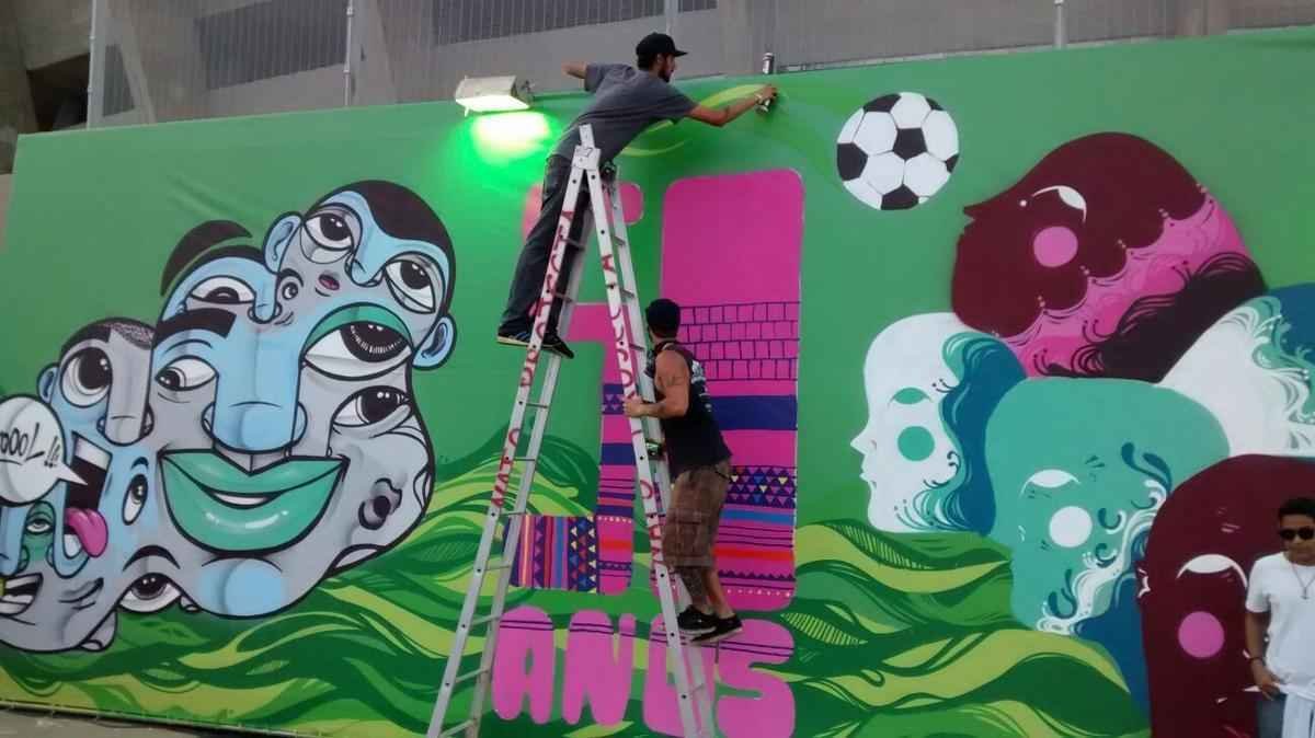 Grafiteiros pintam mural em homenagem ao cinquentenário do Mineirão
