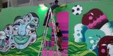 Grafiteiros pintam mural em homenagem ao cinquentenrio do Mineiro