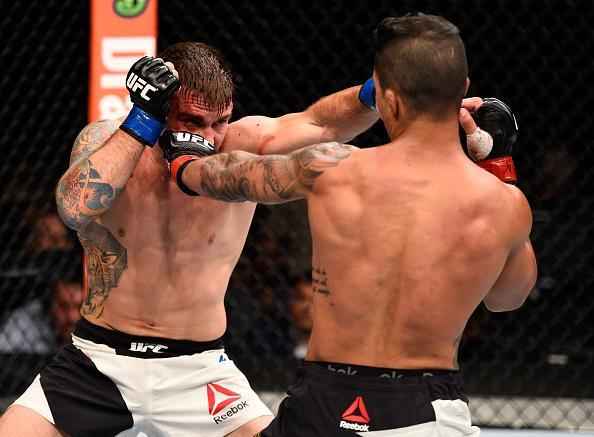 BJJ Neto (luva vermelha) vence Nazareno Malegarie em luta equilibrada no primeiro duelo do UFC 191