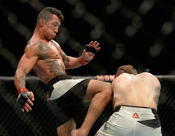 BJJ Neto (luva vermelha) vence Nazareno Malegarie em luta equilibrada no primeiro duelo do UFC 191