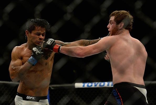 Tiago Trator (branco) venceu Clay Collard por deciso dividida no UFC 191