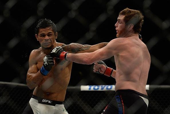Tiago Trator (branco) venceu Clay Collard por deciso dividida no UFC 191