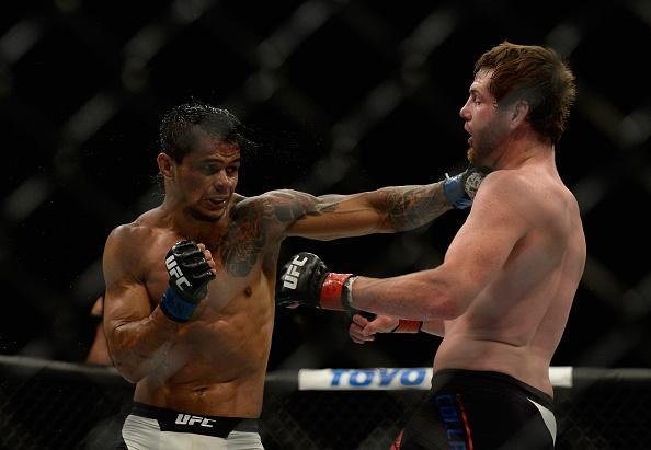 Tiago Trator (branco) venceu Clay Collard por deciso dividida no UFC 191
