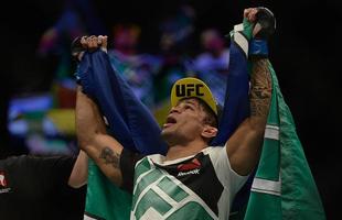 Tiago Trator comemora vitria diante de Clay Collard no UFC 191