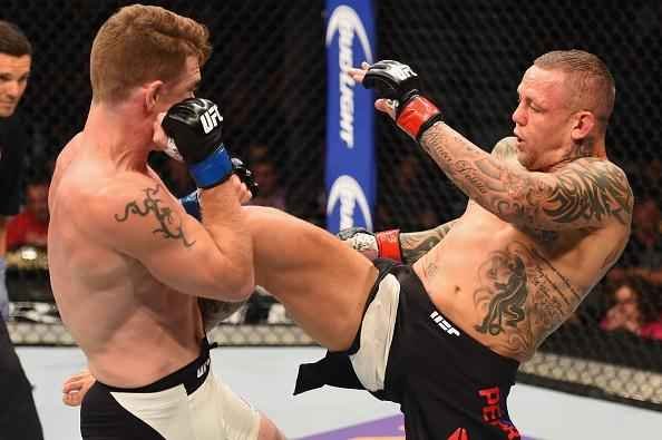Ross Pearson (preto) venceu Paul Felder por deciso dividida no UFC 191