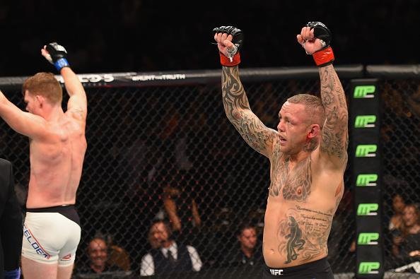 Ross Pearson (preto) venceu Paul Felder por deciso dividida no UFC 191