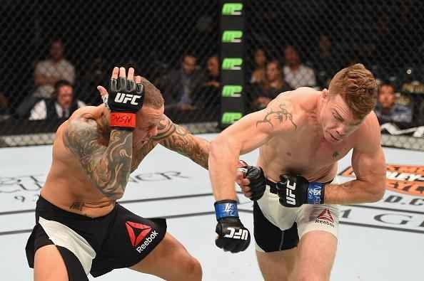 Ross Pearson (preto) venceu Paul Felder por deciso dividida no UFC 191