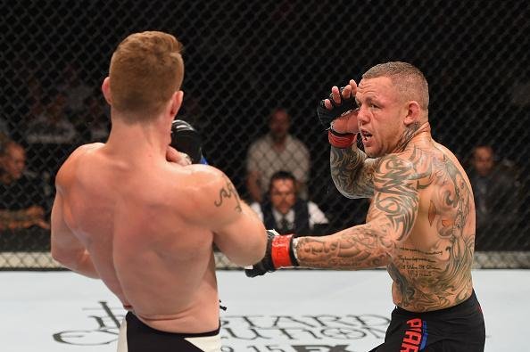 Ross Pearson (preto) venceu Paul Felder por deciso dividida no UFC 191