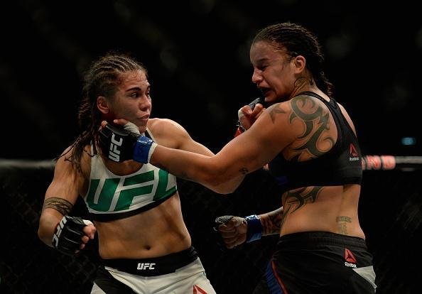 Raquel Pennington (preto) bateu Jssica Andrade por finalizao no UFC 191