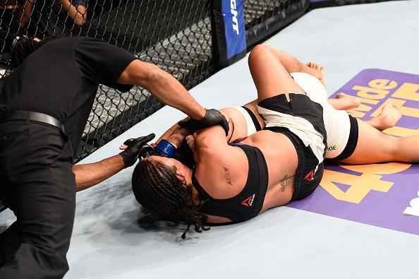 Raquel Pennington (preto) bateu Jssica Andrade por finalizao no UFC 191