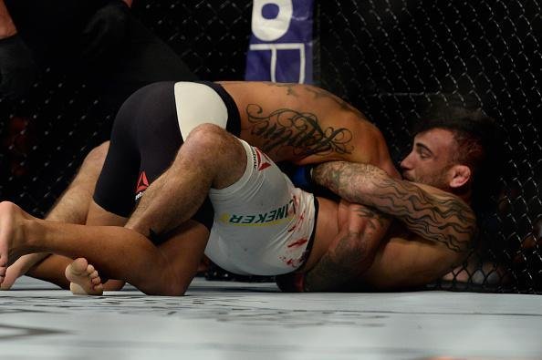 John Lineker (branco) venceu Francisco Rivera por finalizao no UFC 191