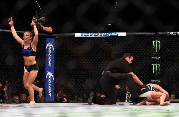 Paige VanZant (de preto) vence Alex Chambers por finalizao no UFC 191