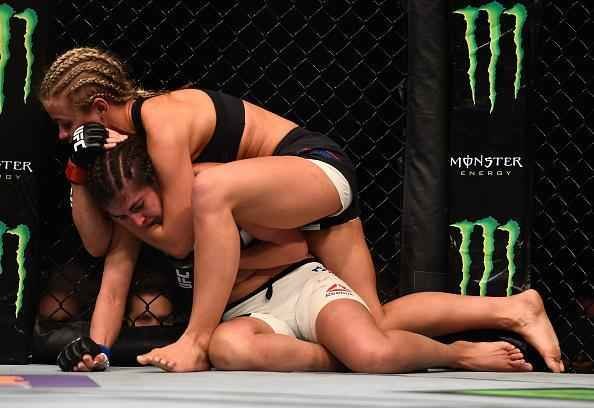 Paige VanZant (de preto) vence Alex Chambers por finalizao no UFC 191