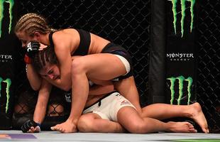 Paige VanZant (de preto) vence Alex Chambers por finalizao no UFC 191