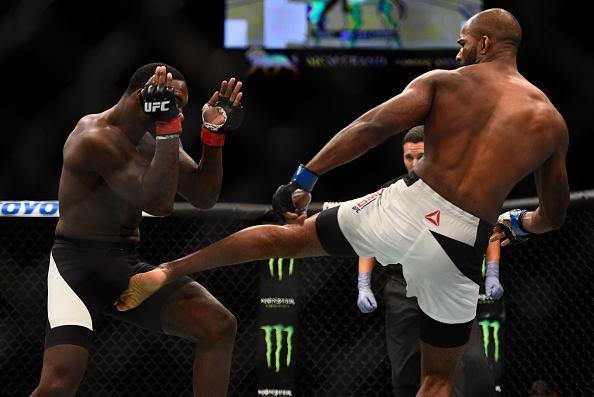 Anthony Johnson venceu Jimi Manuwa por nocaute no segundo round