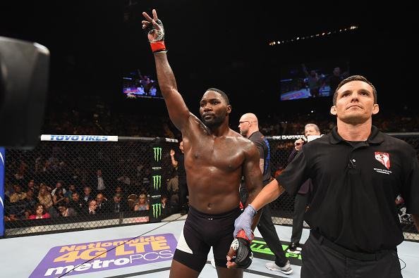 Anthony Johnson venceu Jimi Manuwa por nocaute no segundo round