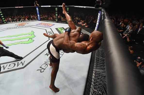 Anthony Johnson venceu Jimi Manuwa por nocaute no segundo round
