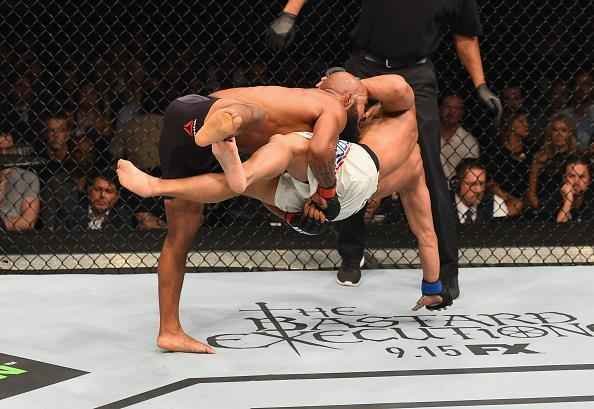 Demetrious Johnson vence John Dodson na luta principal do UFC 191 e mantm cinturo