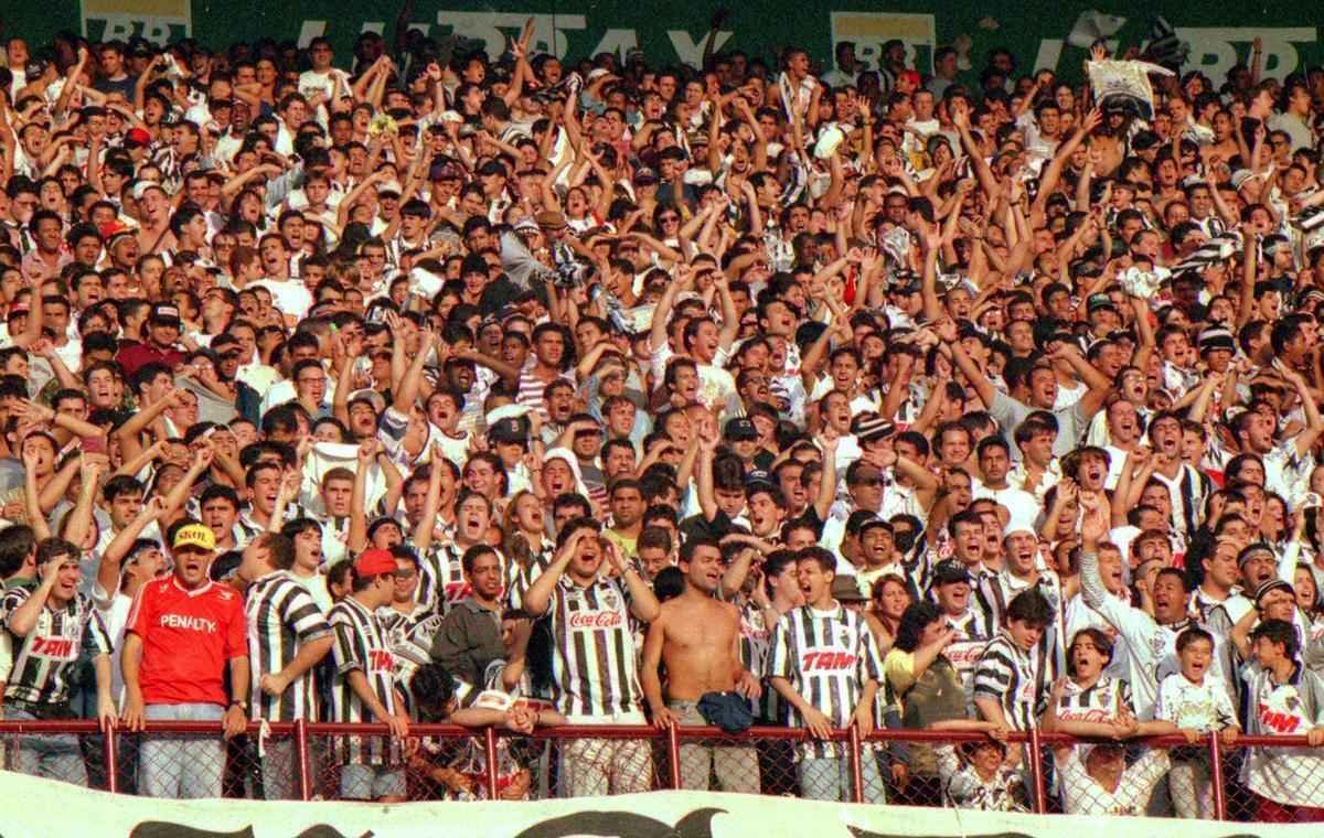 Fotos Jorge Gontijo, retratando vários momentos ao logo dos 50 anos do Mineirão