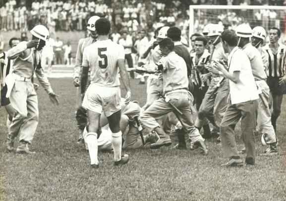 Cinquenta e seis dias depois de inaugurado, o Mineirão recebeu o primeiro clássico, pelo Campeonato Mineiro. A partida, no entanto, não chegou a seu final. Aos 34min do segundo tempo, quando a Raposa vencia por 1 a 0, gol de Tostão, o árbitro Juan de la Pásion Artez marcou pênalti de Décio Teixeira sobre Wilson Almeida. Os jogadores do Galo reclamaram que a falta havia sido fora da área e partiram para cima do árbitro. A Polícia Militar entrou em campo, e a confusão aumentou. Juan de la Pásion encerrou o jogo por falta de segurança.