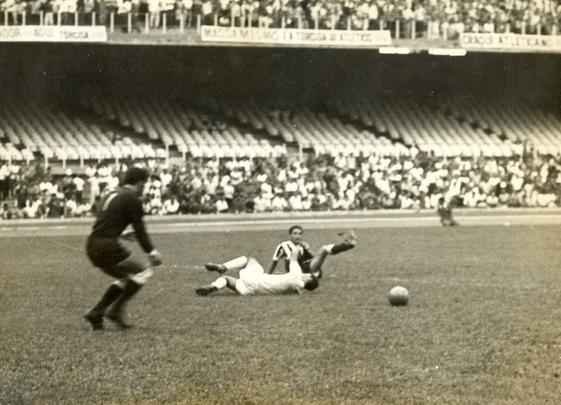 Cinquenta e seis dias depois de inaugurado, o Mineirão recebeu o primeiro clássico, pelo Campeonato Mineiro. A partida, no entanto, não chegou a seu final. Aos 34min do segundo tempo, quando a Raposa vencia por 1 a 0, gol de Tostão, o árbitro Juan de la Pásion Artez marcou pênalti de Décio Teixeira sobre Wilson Almeida. Os jogadores do Galo reclamaram que a falta havia sido fora da área e partiram para cima do árbitro. A Polícia Militar entrou em campo, e a confusão aumentou. Juan de la Pásion encerrou o jogo por falta de segurança.