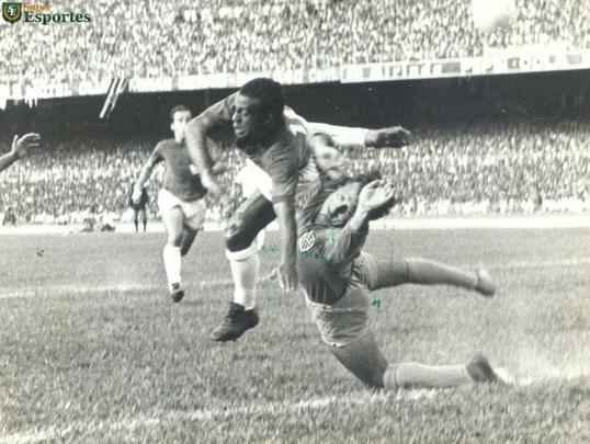 O recorde de público nos clássicos, que não será mais atingido devido à redução da capacidade do estádio, pertence ao jogo em que a Raposa venceu o Galo por 1 a 0, gol de Natal: 123.351 pagantes. As duas equipes faziam excelentes campanhas no Campeonato Mineiro. Em 12 jogos, cada time havia vencido 11. Nem o aumento no preço dos ingressos afastou o torcedor. O público total foi de 129.296 torcedores.