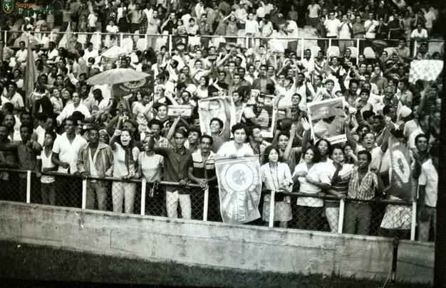 O recorde de público nos clássicos, que não será mais atingido devido à redução da capacidade do estádio, pertence ao jogo em que a Raposa venceu o Galo por 1 a 0, gol de Natal: 123.351 pagantes. As duas equipes faziam excelentes campanhas no Campeonato Mineiro. Em 12 jogos, cada time havia vencido 11. Nem o aumento no preço dos ingressos afastou o torcedor. O público total foi de 129.296 torcedores.