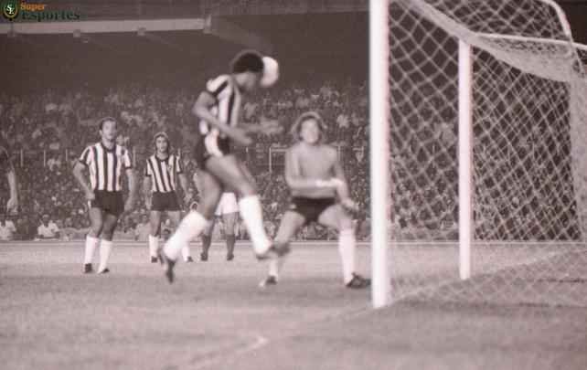 A fase final do Mineiro de 1976 terminou em julho, mas os jogos decisivos foram disputados oito meses depois. Com uma equipe renovada, com Toninho Cerezo, Paulo Isidoro, Marcelo e Reinaldo, o Galo não deu chances para o rival, com veteranos como Piazza, Zé Carlos e Dirceu Lopes, e foi campeão invicto. Nas duas partidas decisivas, o placar foi o mesmo. A diferença no segundo jogo foi o belo gol de falta do hoje técnico Marcelo Oliveira.