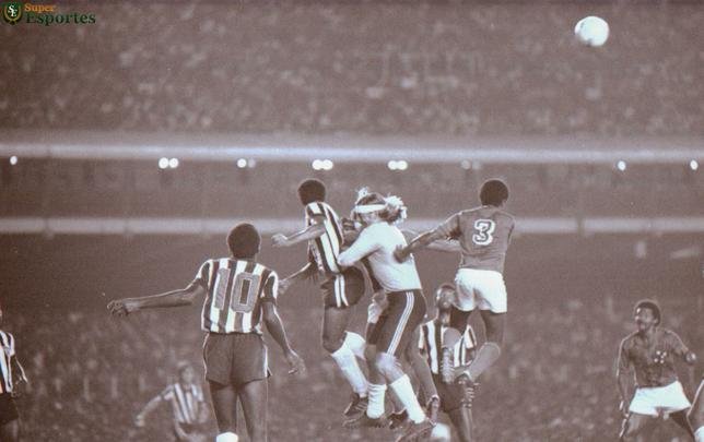 A fase final do Mineiro de 1976 terminou em julho, mas os jogos decisivos foram disputados oito meses depois. Com uma equipe renovada, com Toninho Cerezo, Paulo Isidoro, Marcelo e Reinaldo, o Galo não deu chances para o rival, com veteranos como Piazza, Zé Carlos e Dirceu Lopes, e foi campeão invicto. Nas duas partidas decisivas, o placar foi o mesmo. A diferença no segundo jogo foi o belo gol de falta do hoje técnico Marcelo Oliveira.