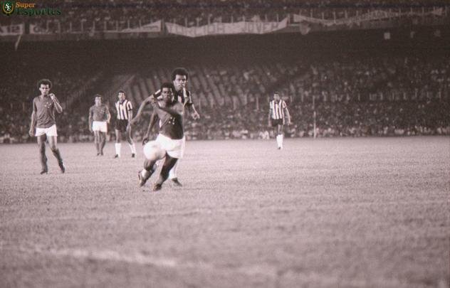A fase final do Mineiro de 1976 terminou em julho, mas os jogos decisivos foram disputados oito meses depois. Com uma equipe renovada, com Toninho Cerezo, Paulo Isidoro, Marcelo e Reinaldo, o Galo não deu chances para o rival, com veteranos como Piazza, Zé Carlos e Dirceu Lopes, e foi campeão invicto. Nas duas partidas decisivas, o placar foi o mesmo. A diferença no segundo jogo foi o belo gol de falta do hoje técnico Marcelo Oliveira.