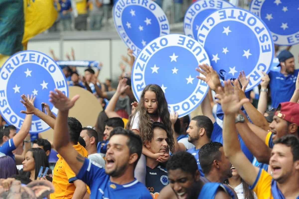 Imagens da torcida do Cruzeiro no clssico contra o Atltico no Mineiro