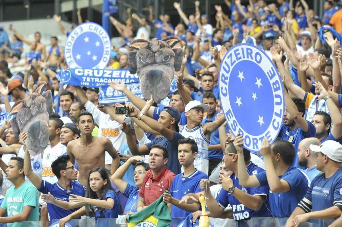 Imagens da torcida do Cruzeiro no clssico contra o Atltico, no Mineiro