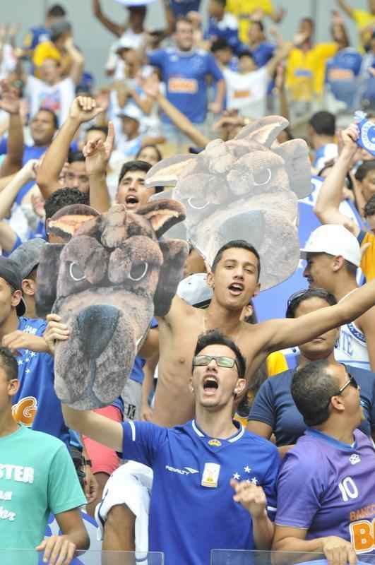 Imagens da torcida do Cruzeiro no clssico contra o Atltico, no Mineiro