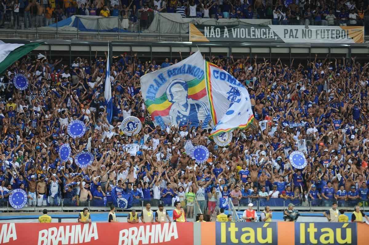 Imagens da torcida do Cruzeiro no Mineiro no clssico contra o Atltico