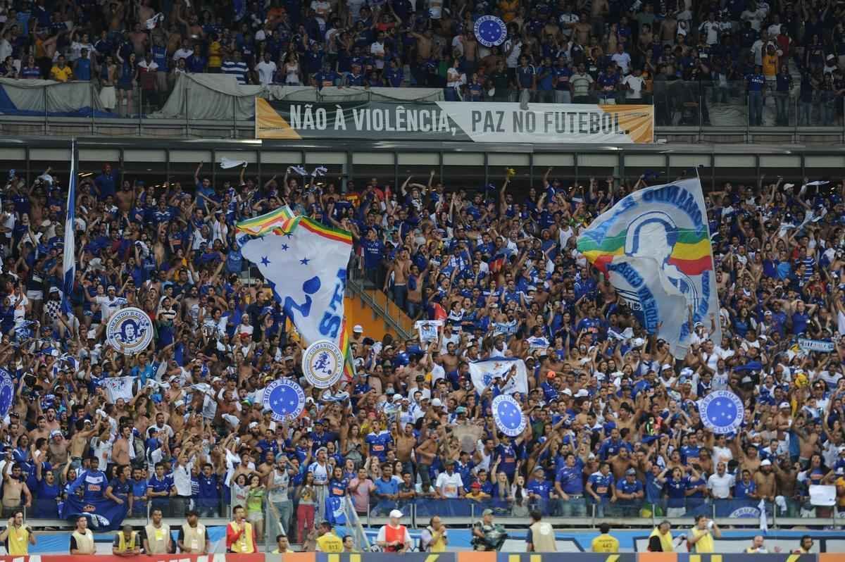 Imagens da torcida do Cruzeiro no Mineiro no clssico contra o Atltico