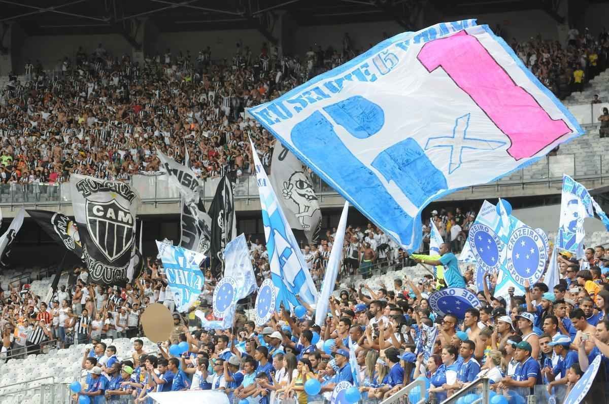 Imagens da torcida do Cruzeiro no clssico contra o Atltico no Mineiro