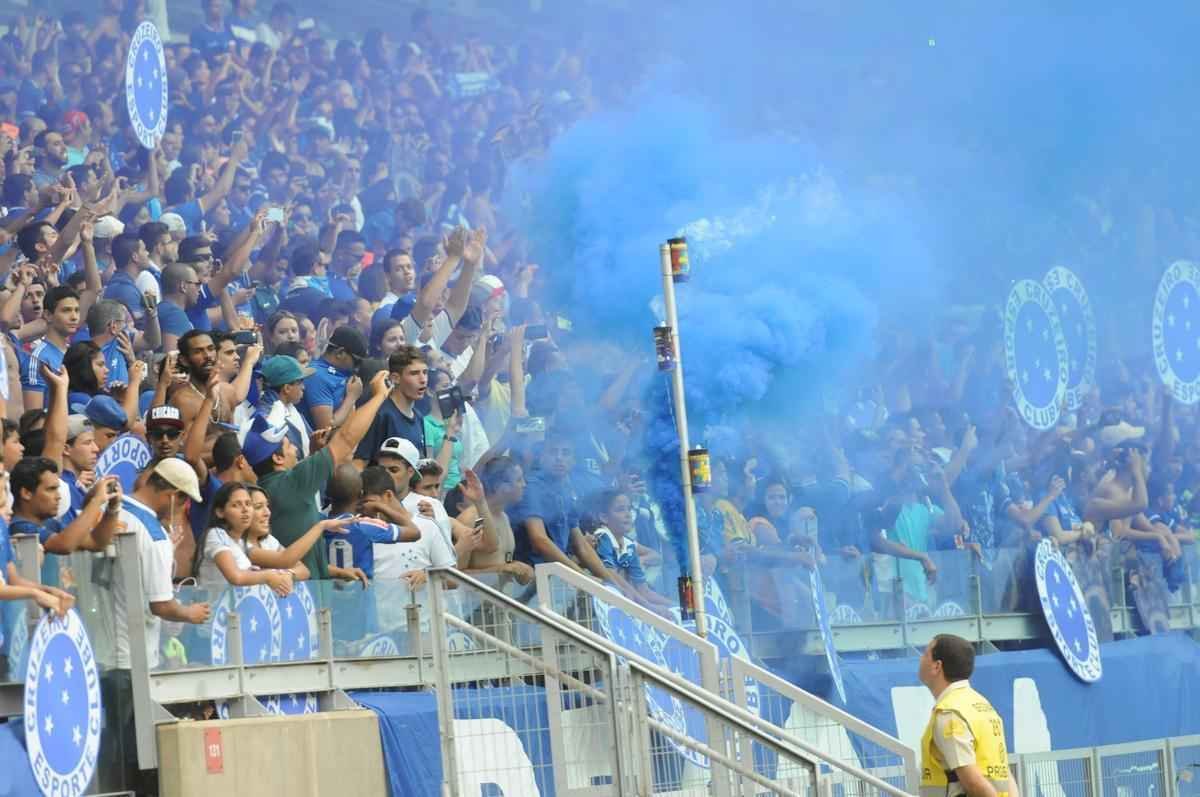 Imagens da torcida do Cruzeiro no clssico contra o Atltico no Mineiro