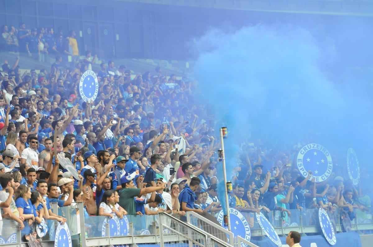 Imagens da torcida do Cruzeiro no clssico contra o Atltico no Mineiro