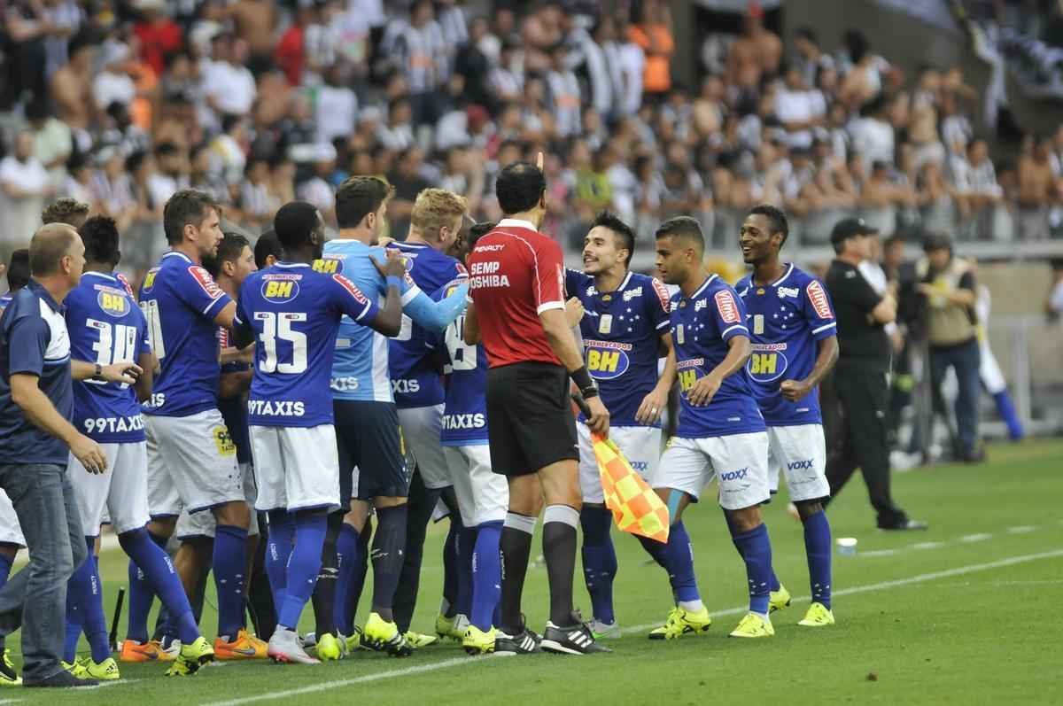 Willian marcou o gol do Cruzeiro no primeiro tempo e contou com falha de goleiro Victor no lance