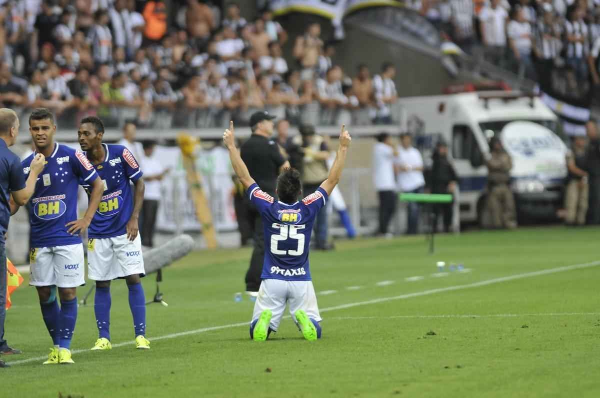 Willian marcou o gol do Cruzeiro no primeiro tempo e contou com falha de goleiro Victor no lance