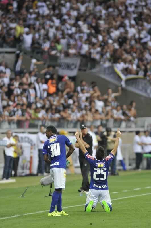 Willian marcou o gol do Cruzeiro no primeiro tempo e contou com falha de goleiro Victor no lance
