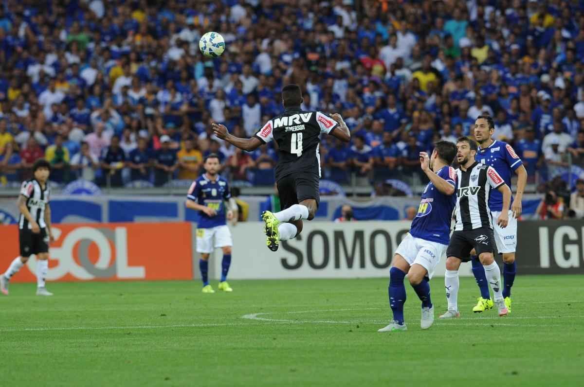 Jemerson, do Atltico, em lance do primeiro tempo do clssico no Mineiro