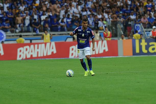 Alisson, do Cruzeiro, em lance do primeiro tempo do clssico no Mineiro