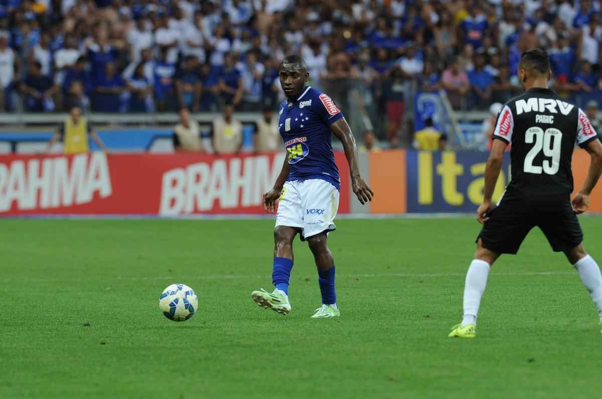 Willians, do Cruzeiro, em lance do primeiro tempo do clssico no Mineiro