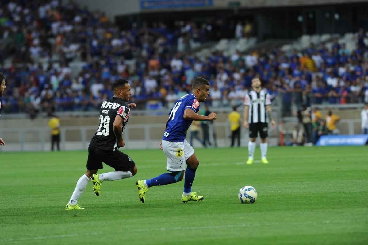 Alisson, do Cruzeiro, em lance do primeiro tempo do clssico no Mineiro