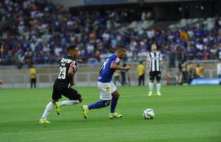 Alisson, do Cruzeiro, em lance do primeiro tempo do clssico no Mineiro